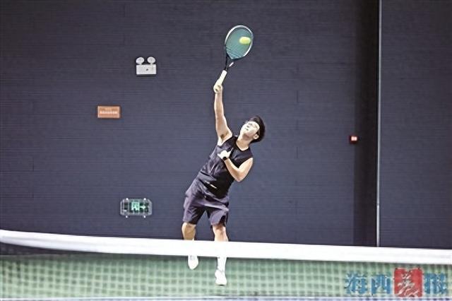 参赛选手中, 动会网球比, 侧身拉拍 参赛选手中, 动会网球比, 侧身拉拍